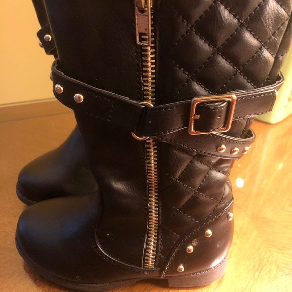 Adorable Little Girl’s Boots - Picture 1 of 4
